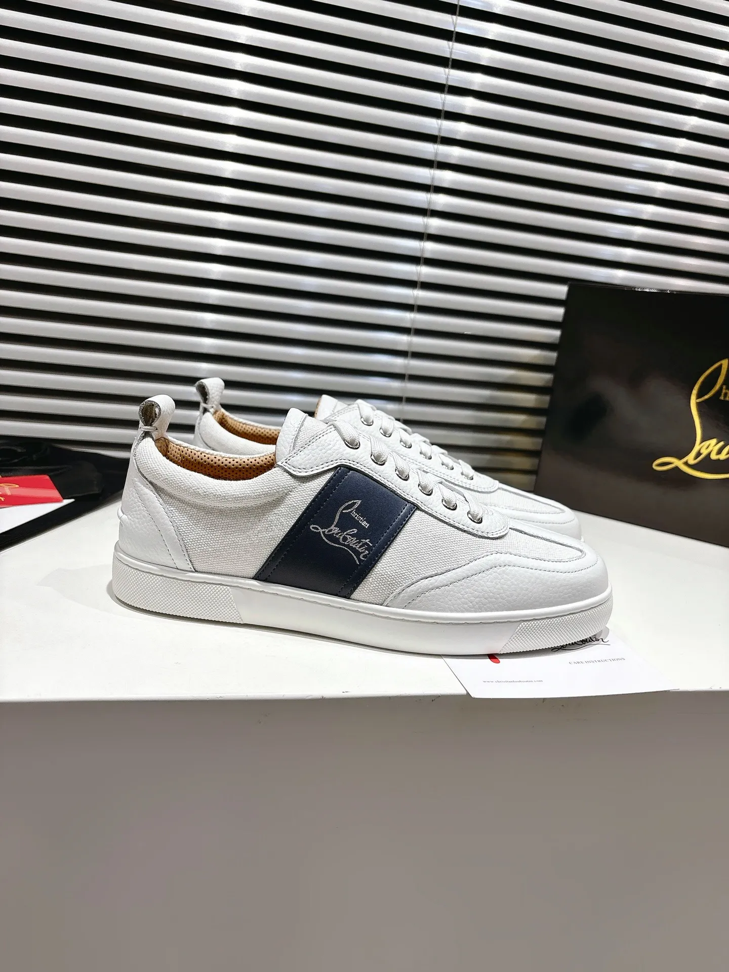 👟👟Ex-factory price 700👟👟 ╔Low top logo sports shoes╗ ·Top version customization·2025𝐬𝐬 𝑪𝒉𝒓𝒊𝒔𝒕𝒊𝒂𝒏 𝑳𝒐𝒖𝒃𝒐𝒖𝒕𝒊𝒏 Retero flat sneakers are smooth and crafted in white grained calfskin and canvas. It is decorated with a stylish side strap with the iconic Maison Christian Louboutin logo, contrasting with Cuoio brown leather for an effortlessly stylish look. This modern sneaker combines a retro '70s look with modern sophistication, featuring a flexible construction. ▪️No matter the last type, fabric, rhinestones, nails, lining, outsole, it is as close as possible to ZP... ▪️The original sole is specially provided by the original factory ▪️The lining is imported water-dyed cowhide ▪️Private customization time is about 3-7 days —————— Size: Women's 35M-41M Men's 38M-47M